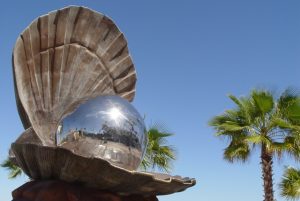 “La Perla” diseñada por el escultor Octavio González Gutiérrez en el Malecón de la Paz, BCS