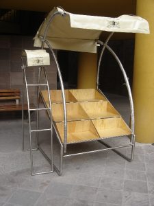 Mobiliario Urbano con tubo de acero inoxidable para la venta de artesanías. Diseño de INOX MANUFACTURAS. San Luis Potosí