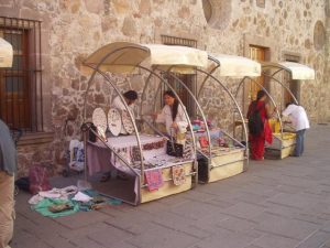 Mobiliario Urbano para la venta de artesanías en callejón de San Francisco, San Luis Potosí
